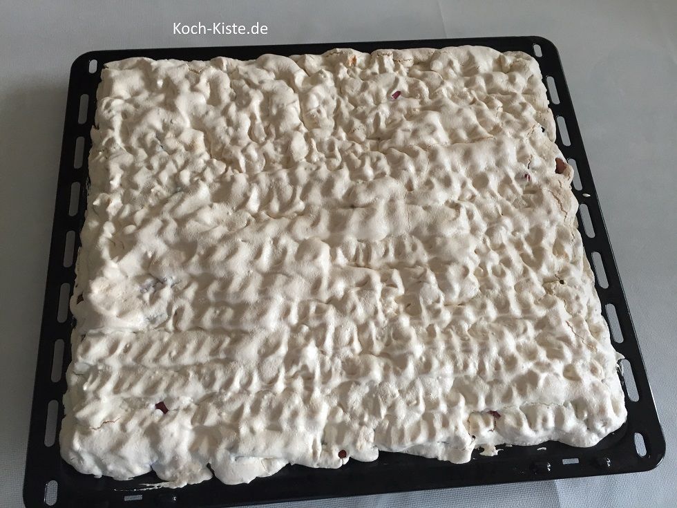 fertig gebackener Rhabarber Baiser Blech Kuchen