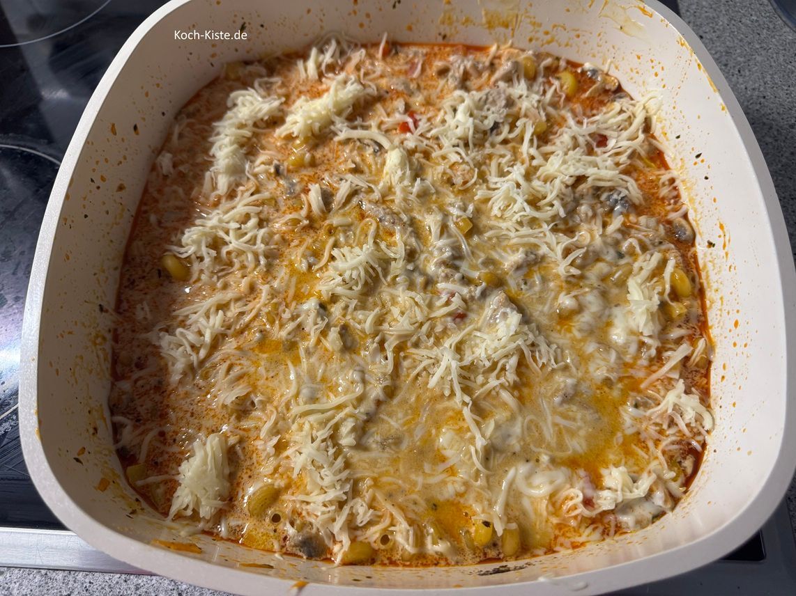 zum Schluss verteile den geriebenen Käse - gleichmäßig - oben auf und stelle die Pfanne in den Backofen