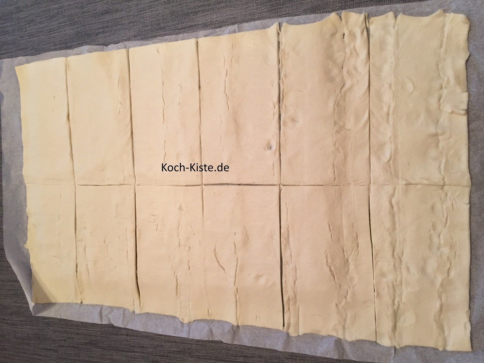 Blätterteig ausrollen , in der Mitte durchschneiden und dann je Hälfte in 6 Teile schneiden