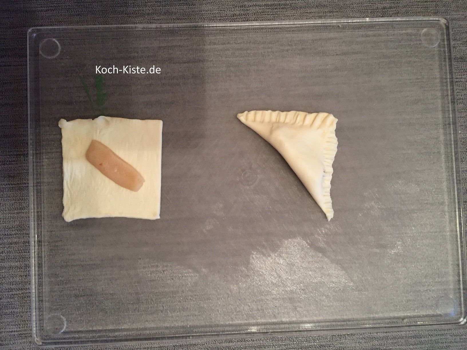 Marzipan Rohmasse abwiegen, zu einer Rolle formen , auf den Blätterteig auflegen, zusammen klappen und mit einer Kuchengabel am Rand zusammen drücken.