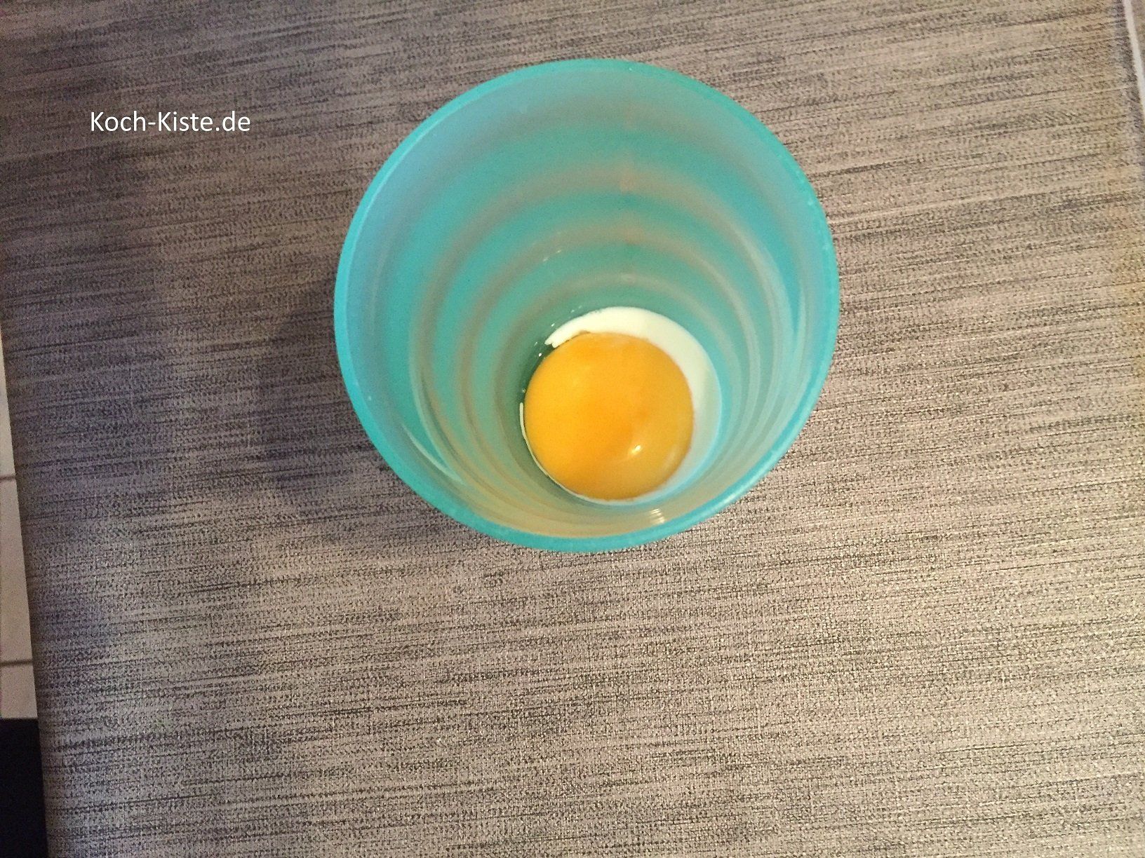 Eigelbe mit Milch verquirlen.