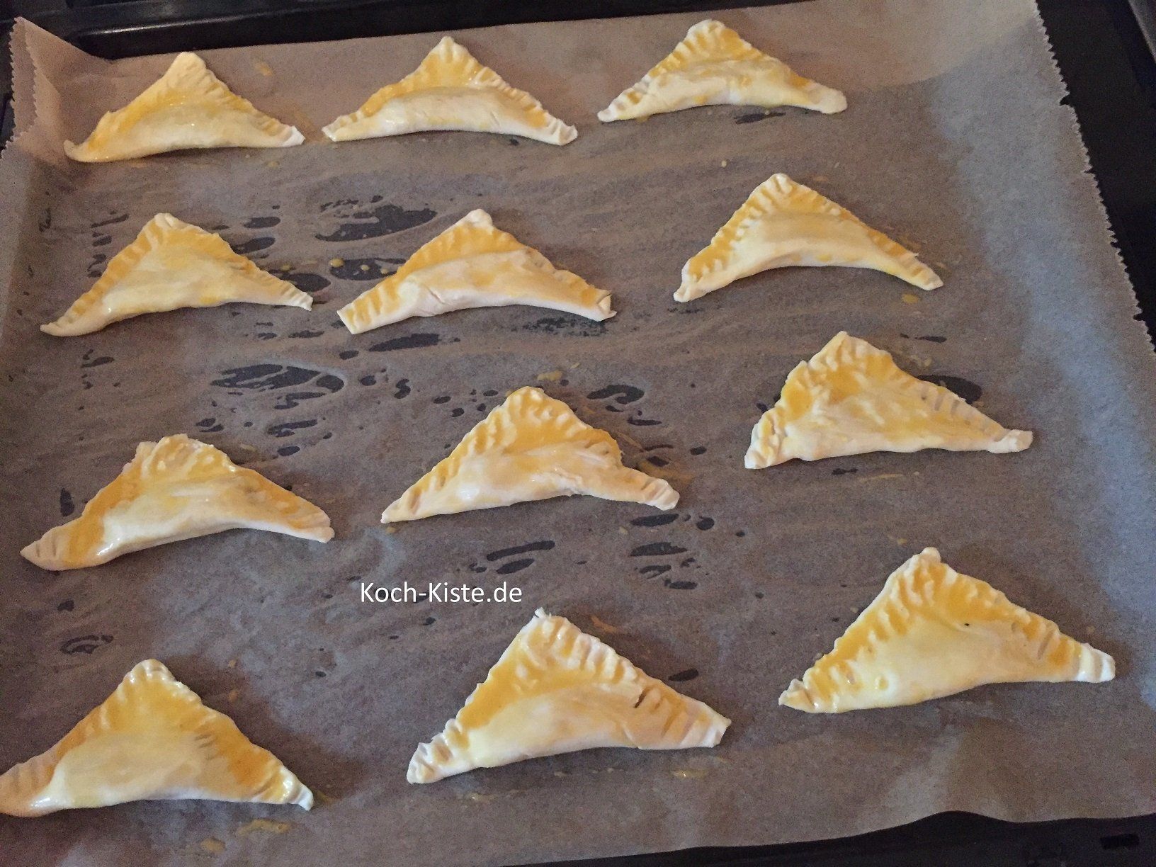 bestreiche mit Hilfe eines Silikonpinsels die Mini Kopenhagener mit der Eier-Milch