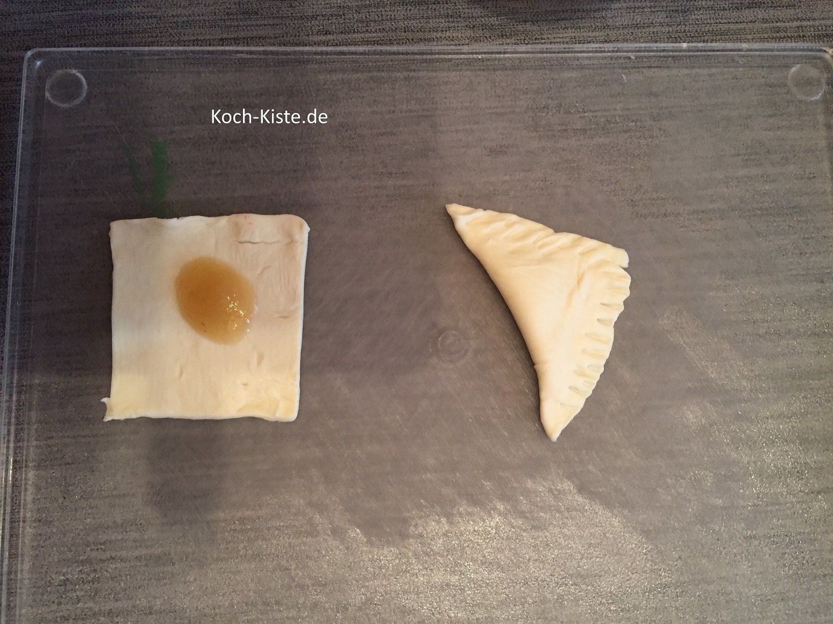 Jedes Teigstück mit Apfelmus belegen, zusammen klappen und mit einer Kuchengabel den Rand zusammen drücken.