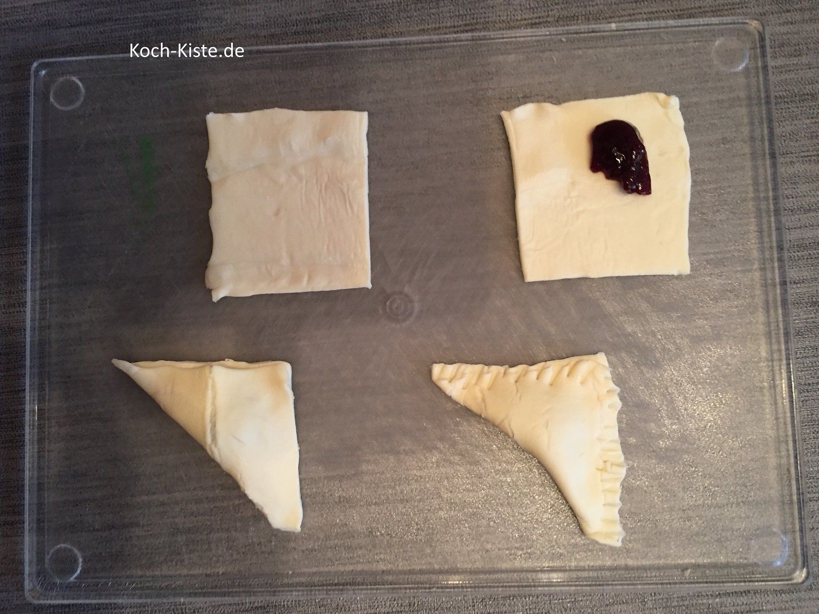 Teile das Blätterteigstück, gebe Marmelade oben auf, klappe den Kopenhagener zusammen und drücke mit einer Kuchengabel den Rand zusammen.