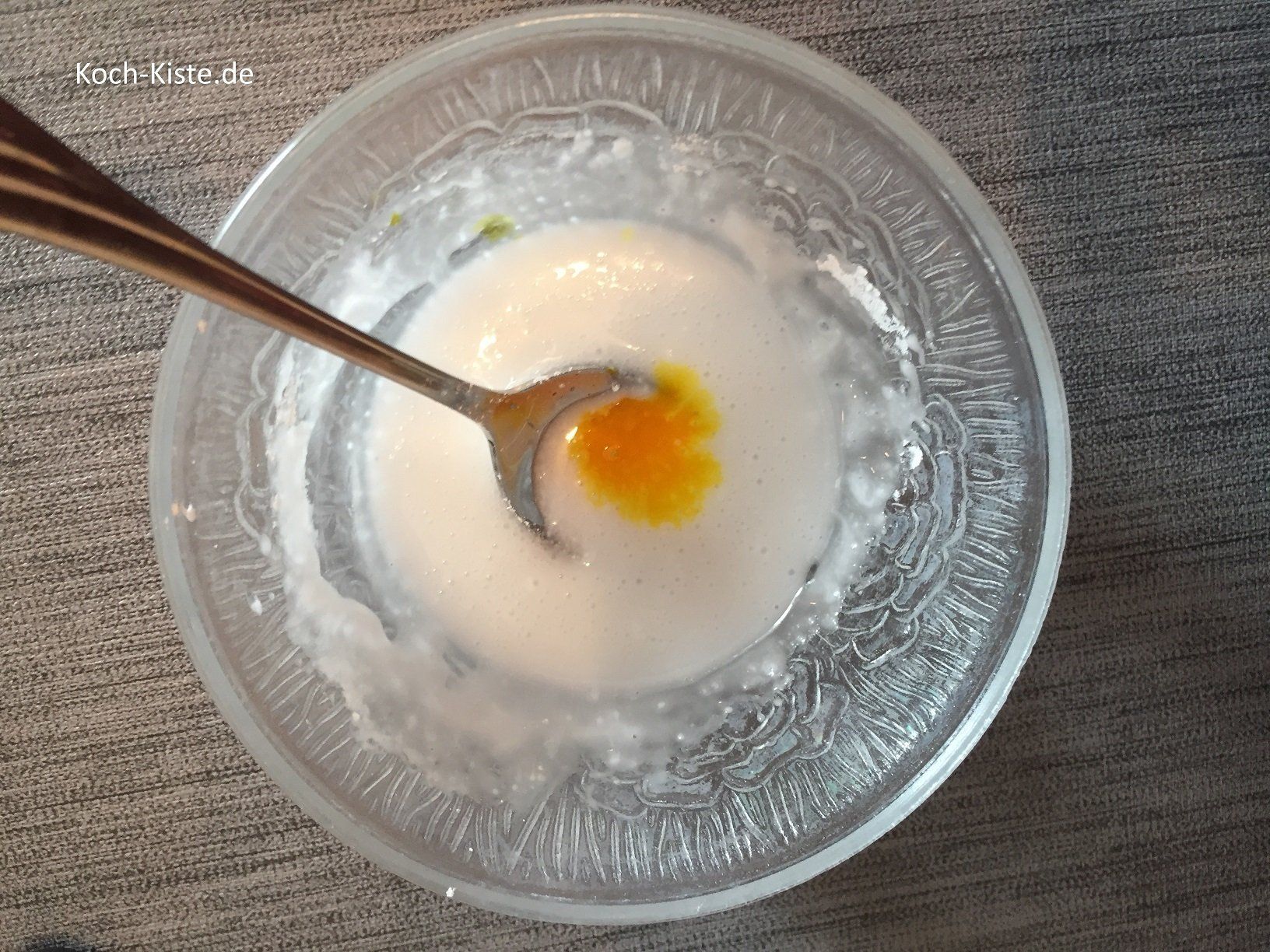 etwas gelbe Lebensmittelfarbe in den Puderzuckergus geben und gut verrühren.