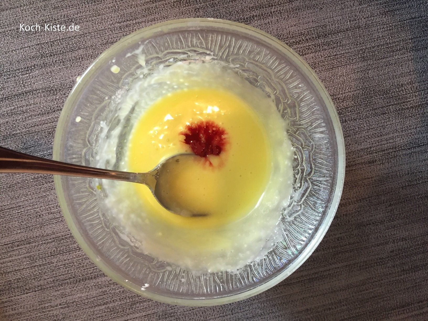 In den restlichen gelben Zuckergus etwas rote Lebensmittelfarbe geben und gut verrühren.