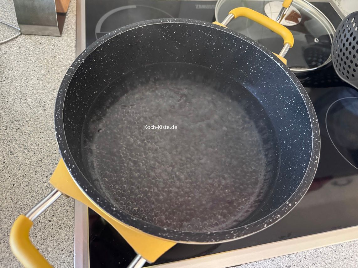 fülle in einen mittleren Kochtopf etwas Wasser und stelle ihn auf höchster Stufe an. Dann befülle einen Wasserkocher mit Wasser und bringe dieses zum Kochen. Das kochende Wasser gießt Du in den Kochtopf - wenn das Wasser im Topf richtig kocht - gebe mit Hilfe einer Schaumkelle die kleinen Casperita Kürbisse hinein und lasse sie 2 Mintuen lang ankochen