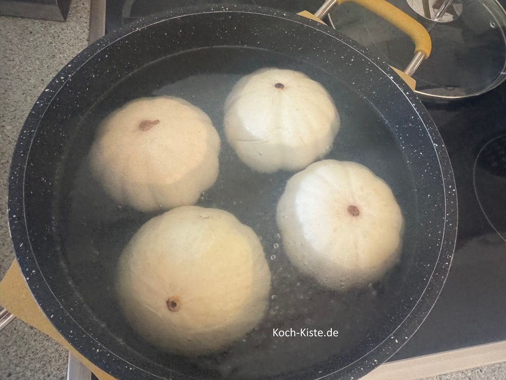 dann drehe die Kürbisse mit Hilfe der Schaumkelle und koche die Kürbisse von dieser Seite auch 2 Minuten lang an