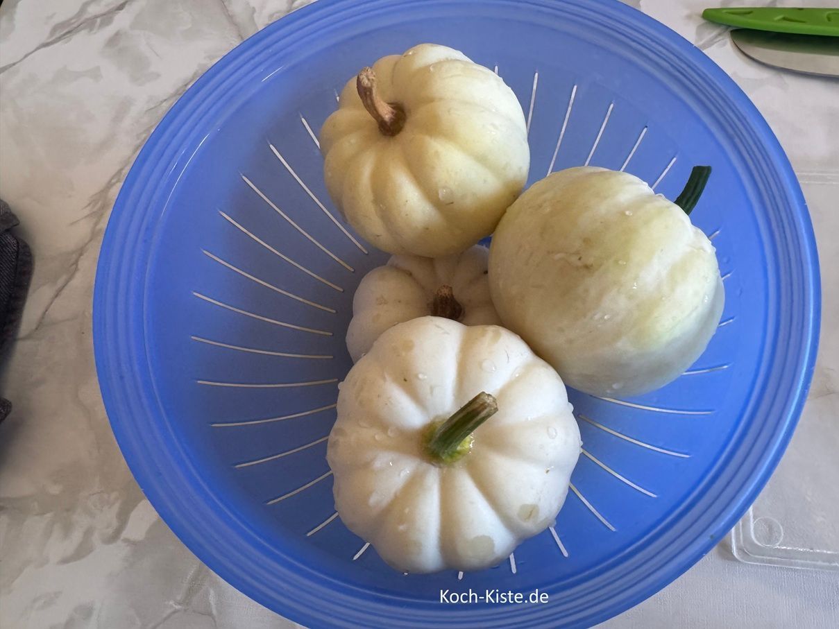 als nächstes Stelle das Küchensieb in die Spüle , kippe die kleinen Casperita Kürbisse in das Küchensieb und spüle sie gut mit kaltem Wasser ab. Dann stelle einen Teller unter das Küchensieb und lasse die Kürbisse etwas abkühlen, bis Du sie anfassen kannst.