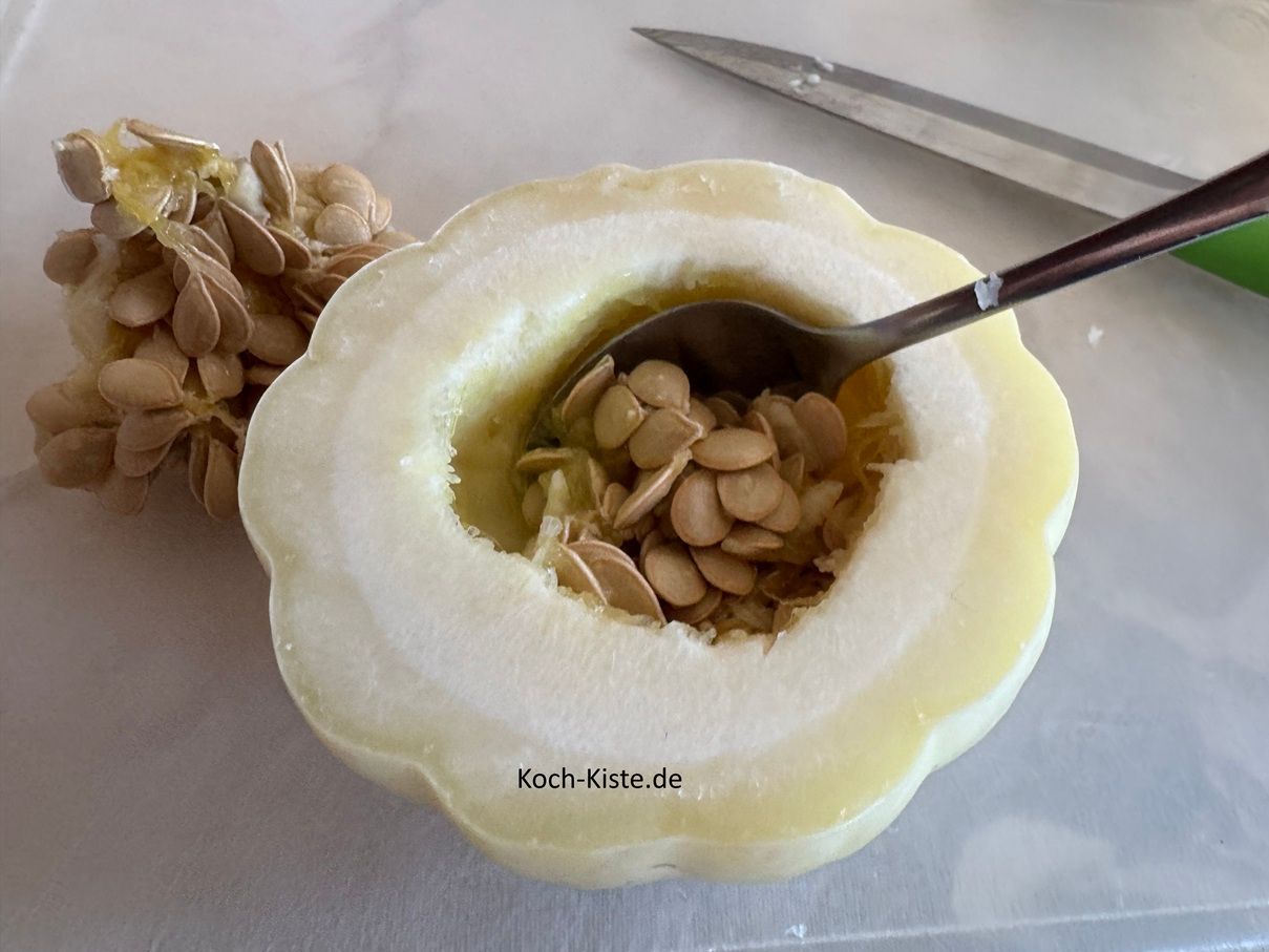 Mit Hilfe eines Teelöffels kannst Du das Kerngehäuse