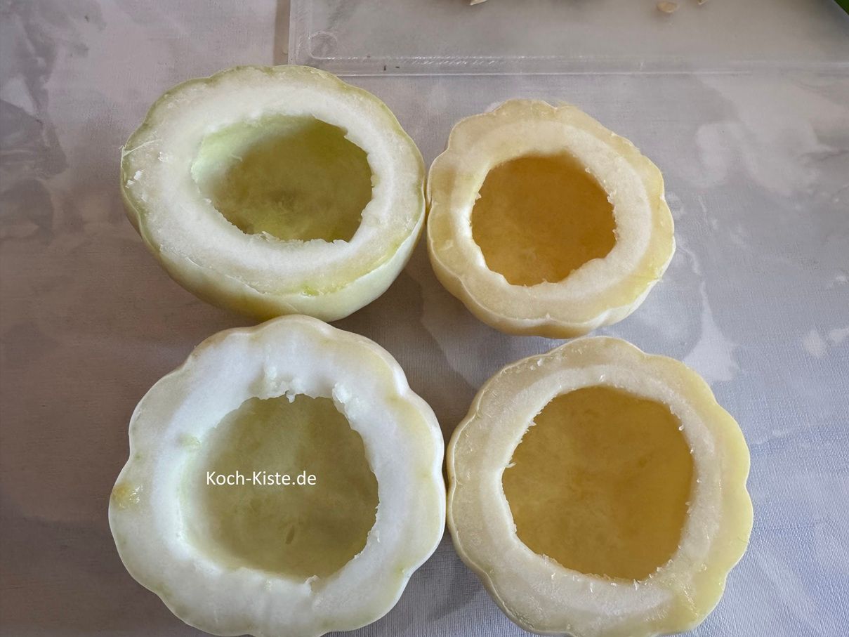 Nun hast Du 4 ausgehölte Kürbisse vor Dir :-)