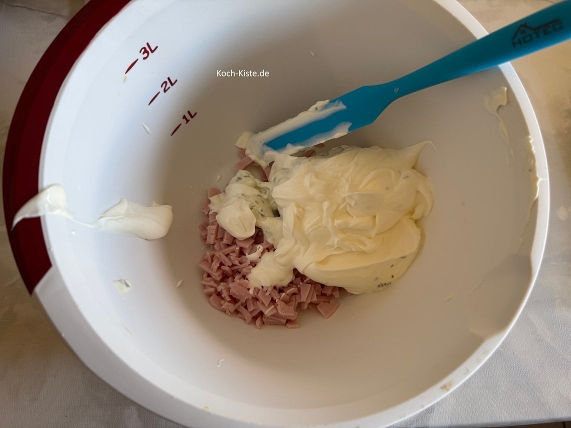 Danach stelle die Rührschüssel auf eine Küchenwaage - auf 0 und wiege 150 g Frischkäse oder Kräuterfrischkäse ab