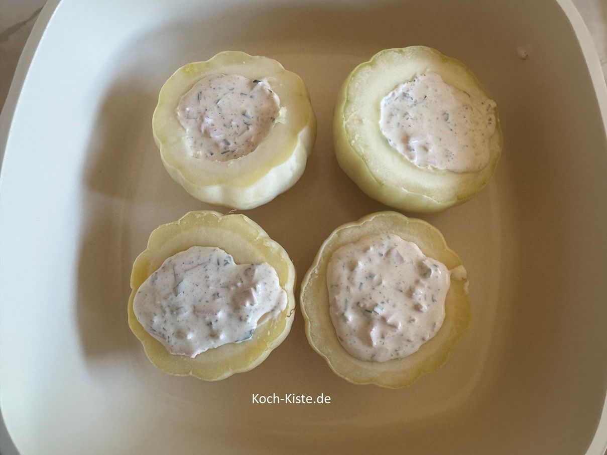 platziere die kleinen Kürbisse in einer Auflaufform oder Servierpfanne und fülle sie mit Hilfe eines Teelöffels