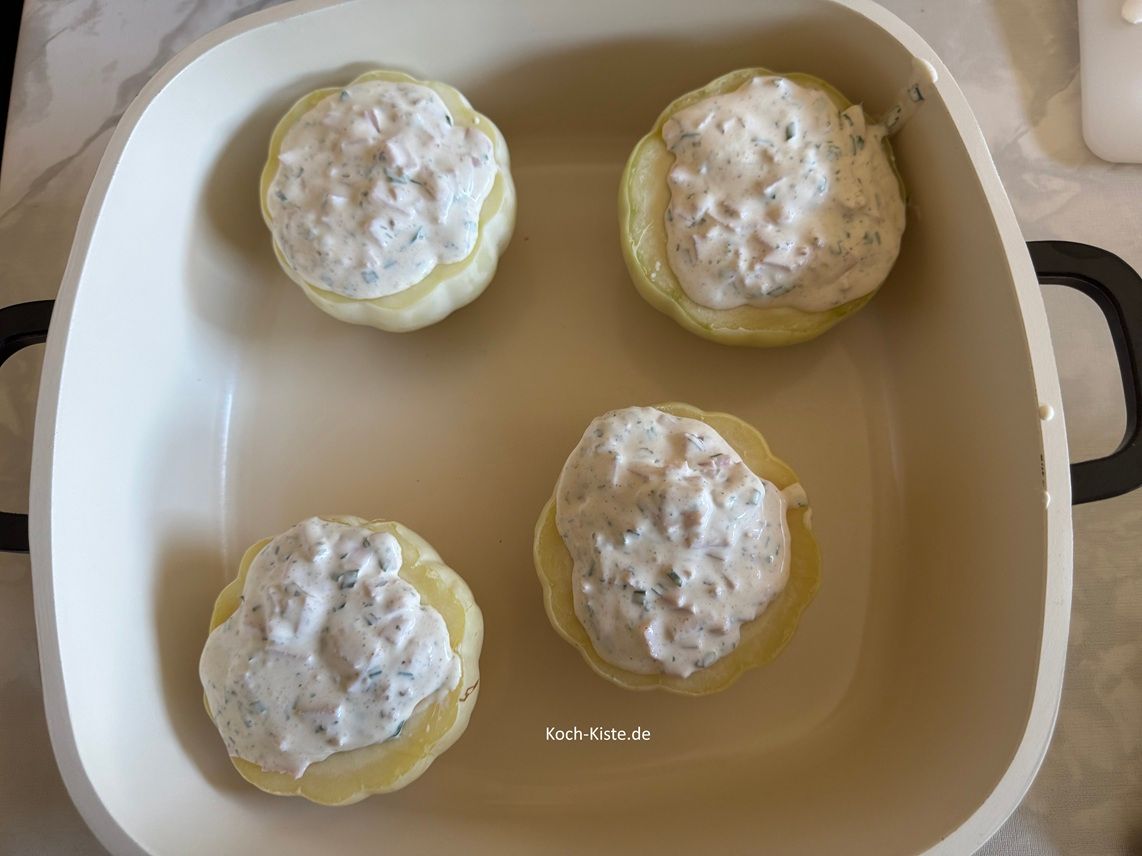 dabei darf die Füllung ruhig etwas über den Kürbisrand herüber gehen