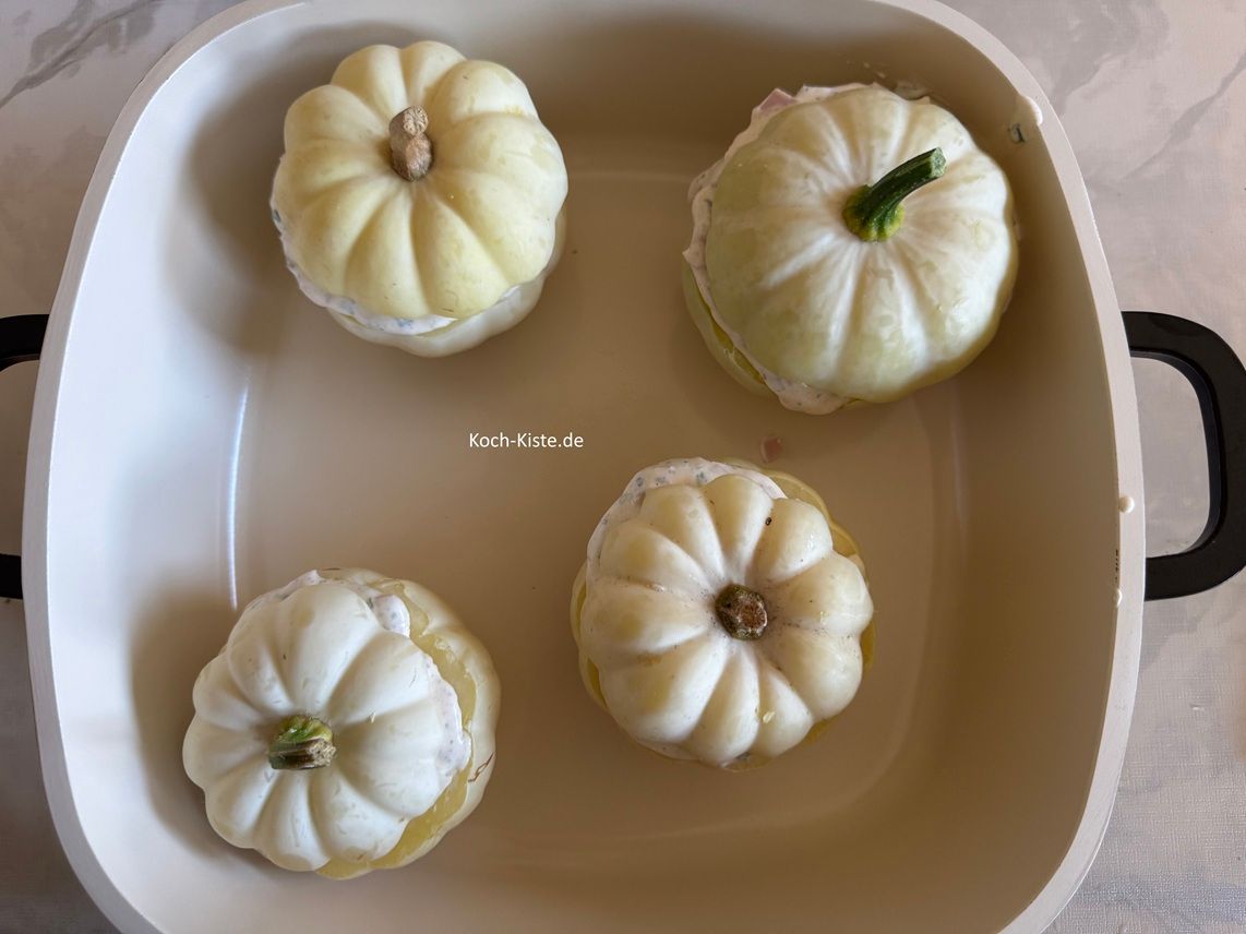 setze die Kürbisdeckel nur ganz leicht oben auf