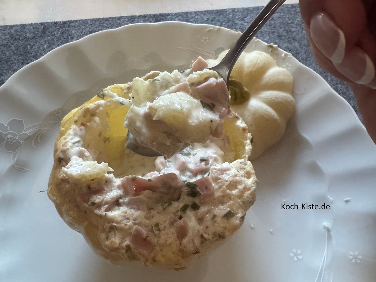 zum Verzehren lösst man mit einem Teelöffel das Kürbisfleisch vom Rand ( wie bei einer Backkartoffel )