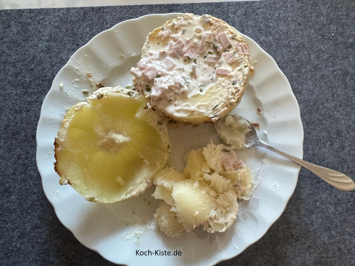 das Kürbisfleisch aus dem Deckel kann geöst unt mit gegessen werden.