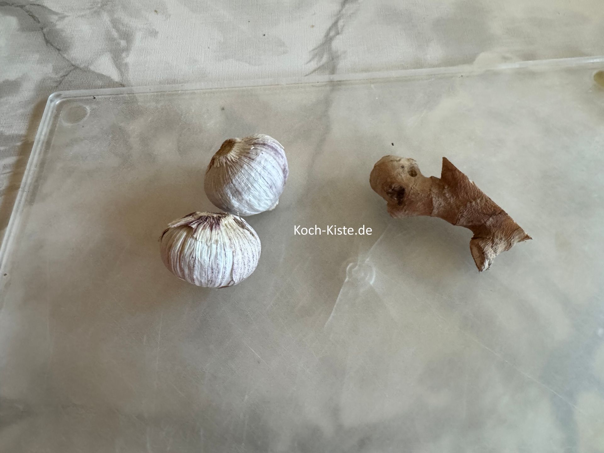 lege Dir 2 Knoblauchzehen und ein wallnussgroßes Stücke Ingwer bereit