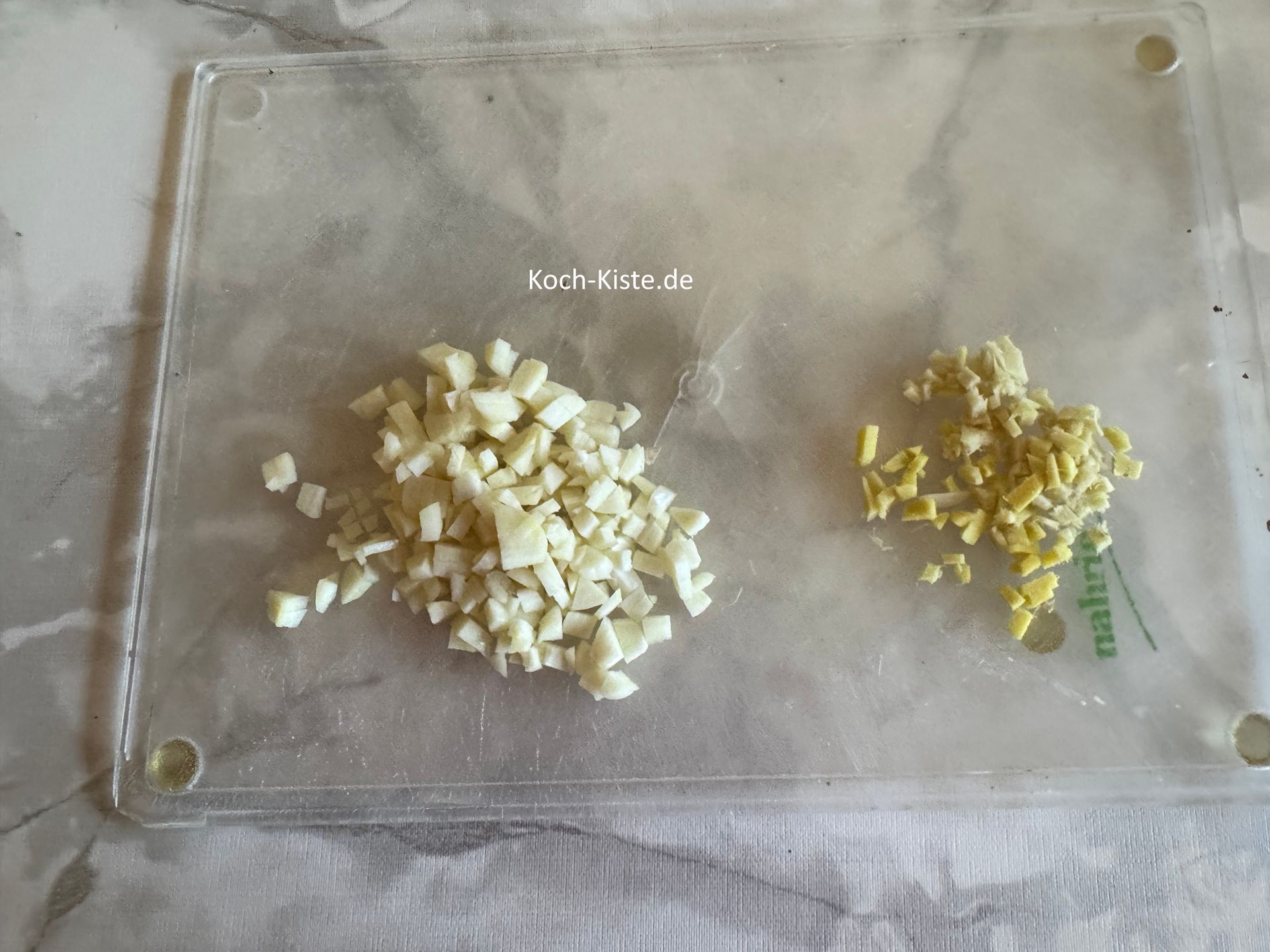 kleine geschnittene Knobizehen und  Ingwer