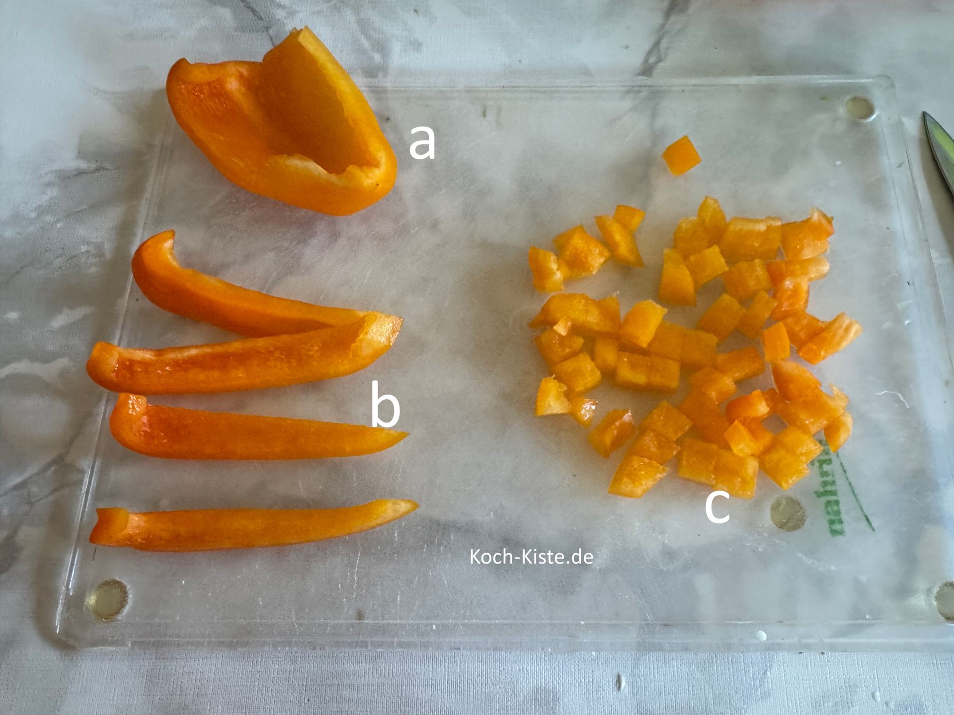 lege ein Paprikaviertel auf das Schneidebrett (a), schneide es in Streifen (b) und dann in kleine Stücke (c)