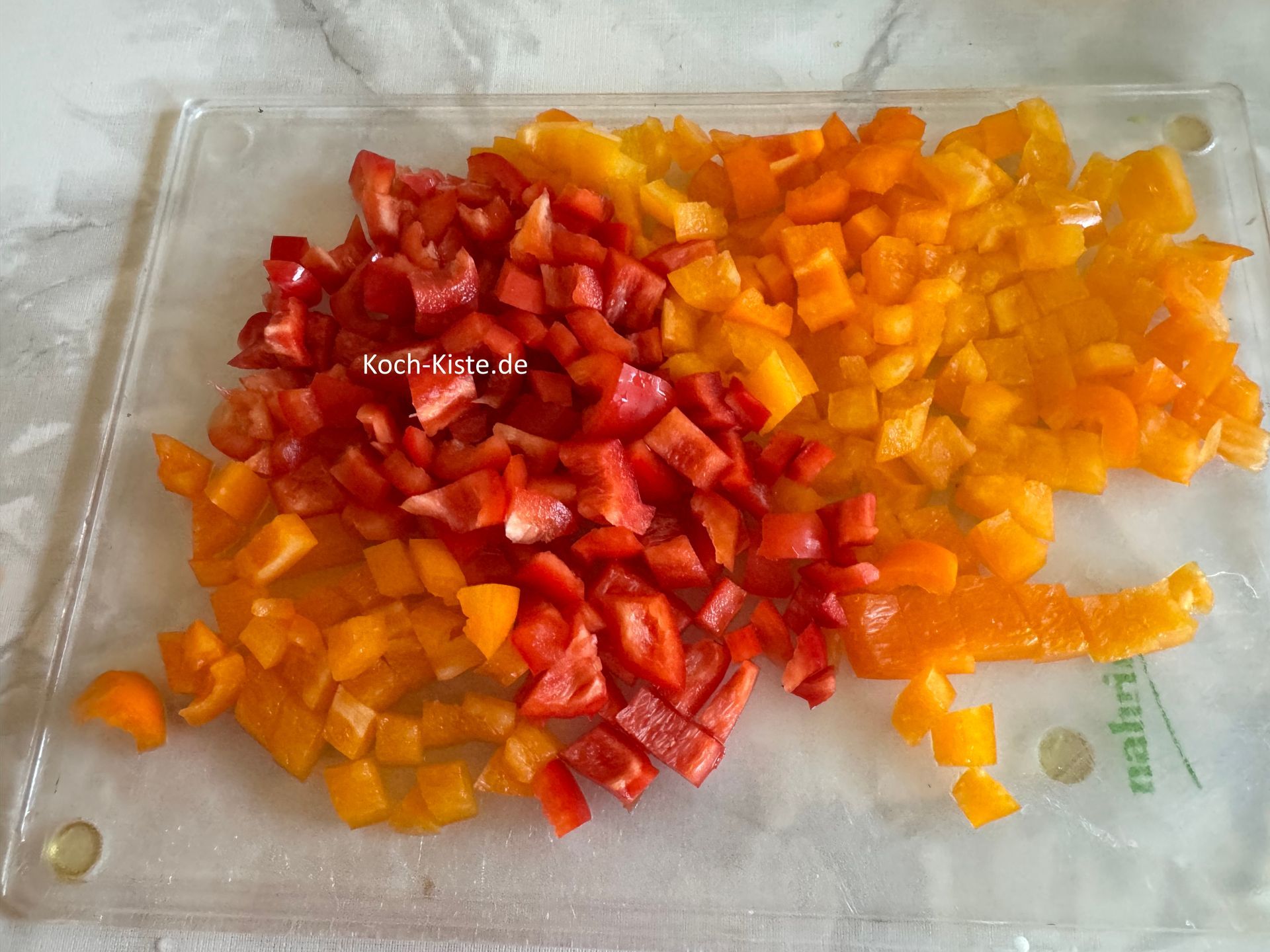 schneide alle Paprikaviertel in kleine Stücke