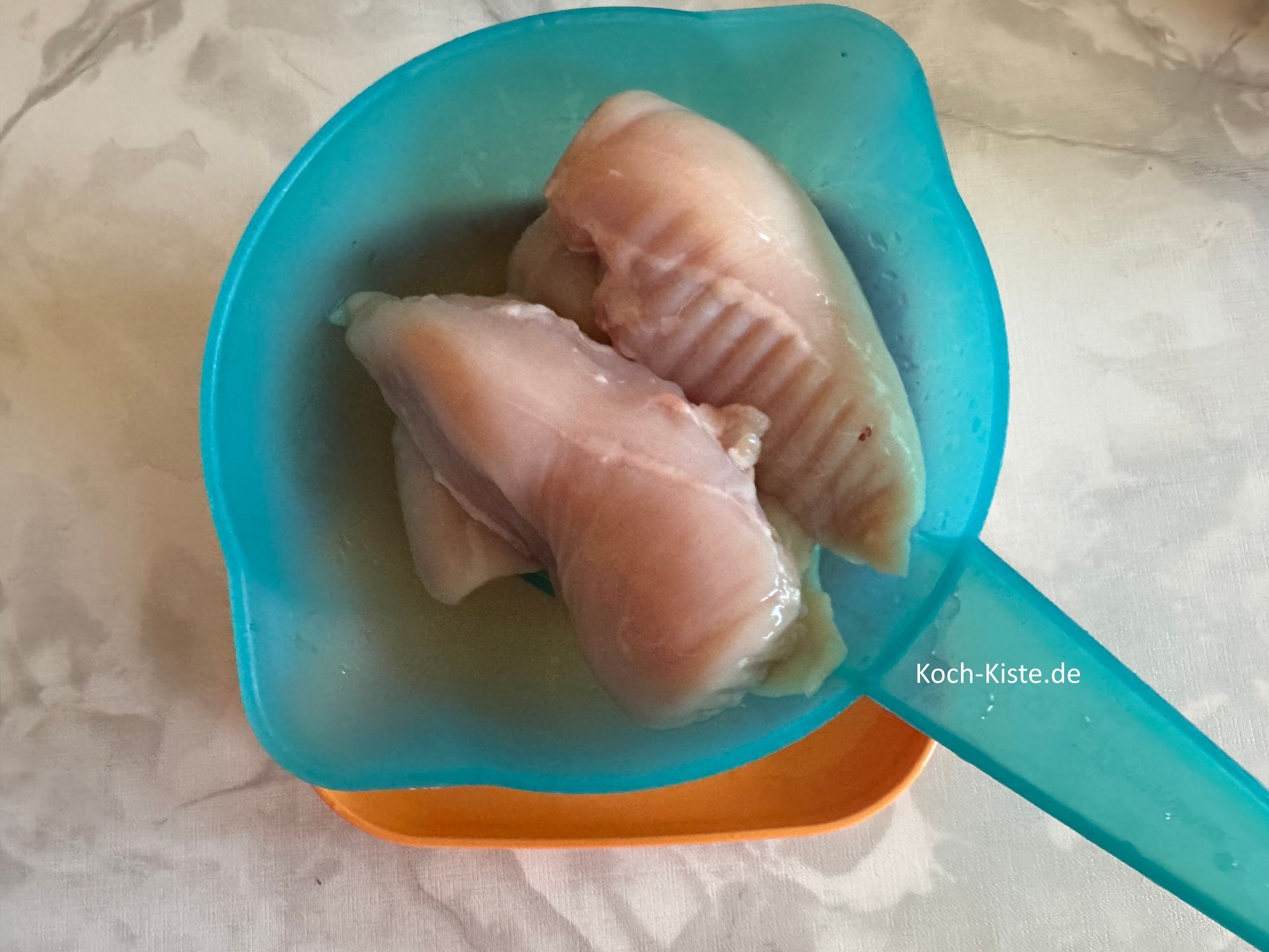 Nehme das Fleisch aus der Verpackung, spüle es unter kaltem, fließendem Wasser ab und lege die Fleischstücke in ein Küchensieb zum Abtropfen.