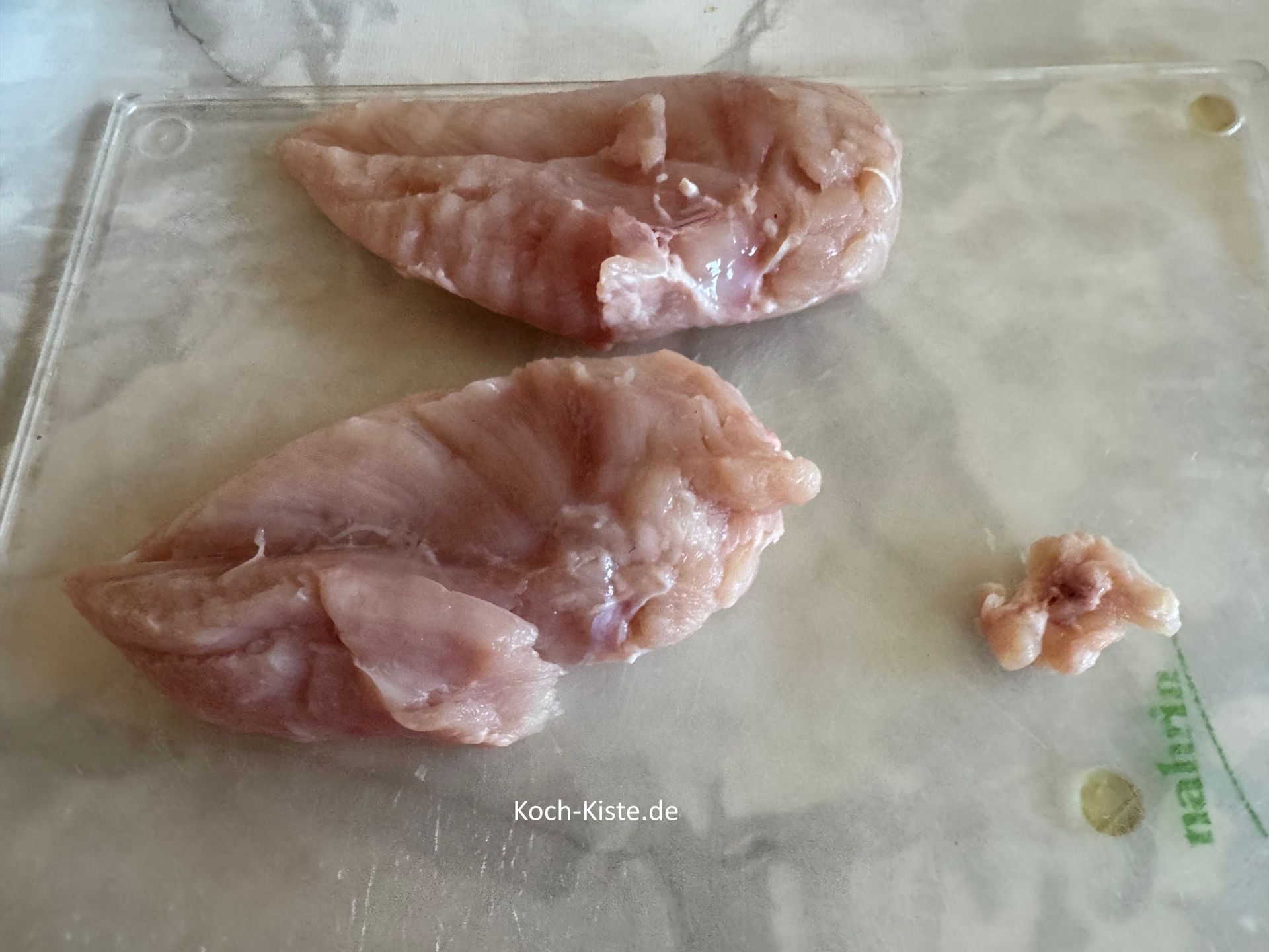 lege da Fleisch auf das Schneidebrett und entferne eventuell vorhandende Fettstücke oder Sehnen