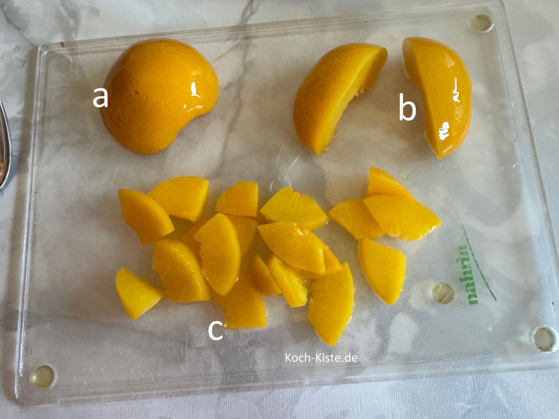 jetzt lege 1 Pfirsich mit Hilfe einer Gabel auf das Schneidebrett (a), schneide ihn in Streifen (b) und dann in kleine Stücke (c)