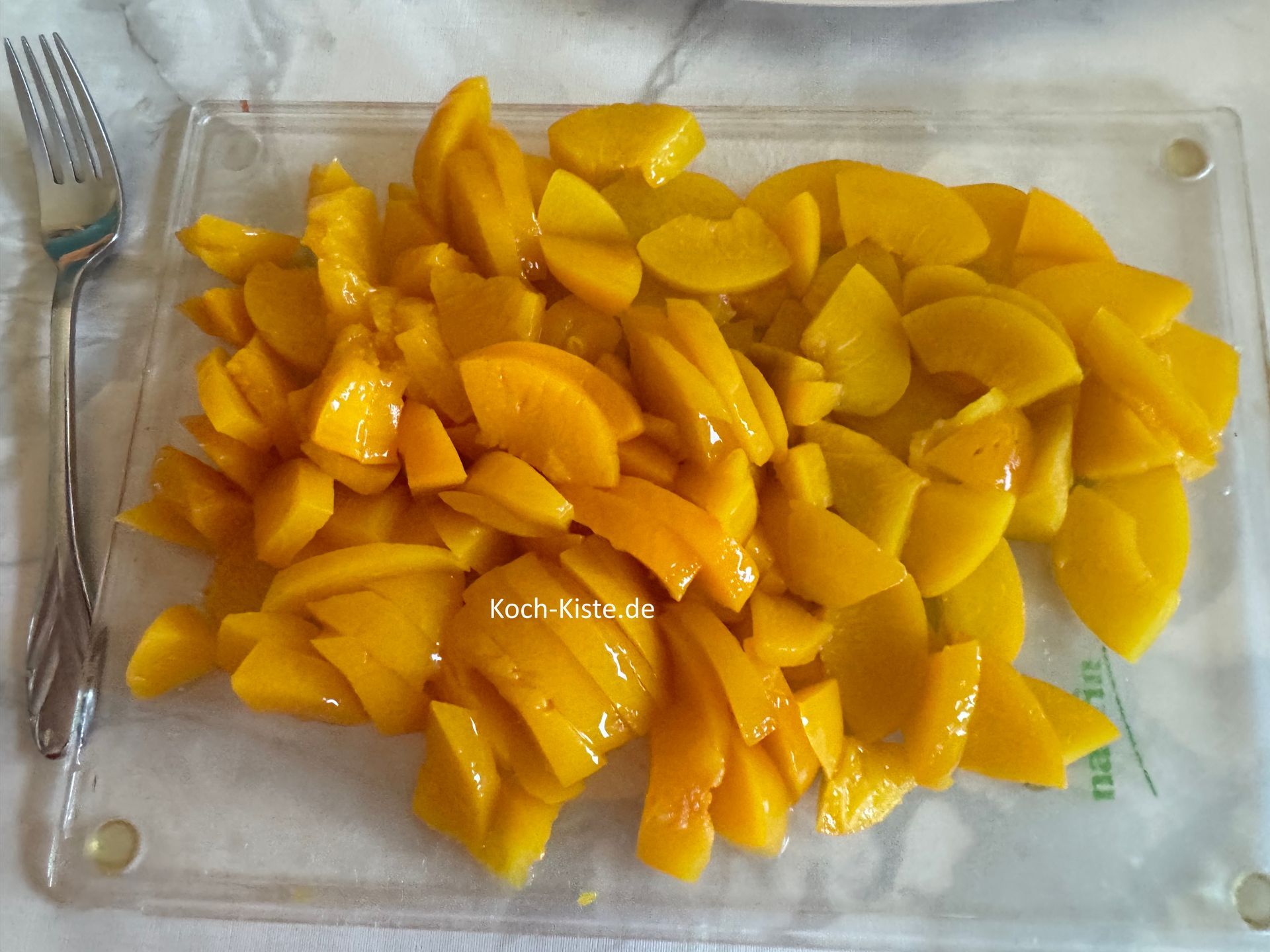 schneide alle Pfirsiche in kleine Stücke