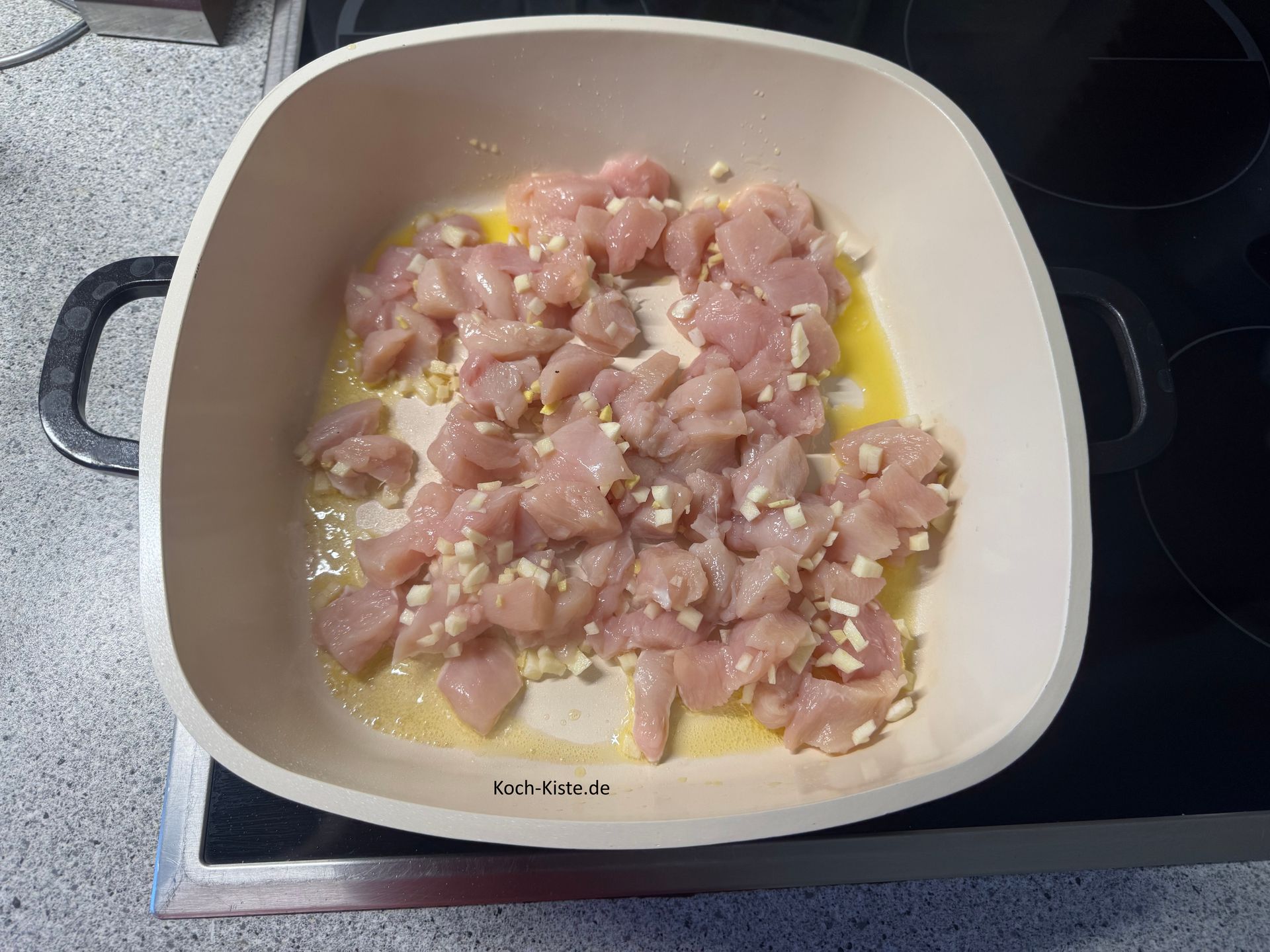 dann schütte die Fleischstücke in die Servierpfanne