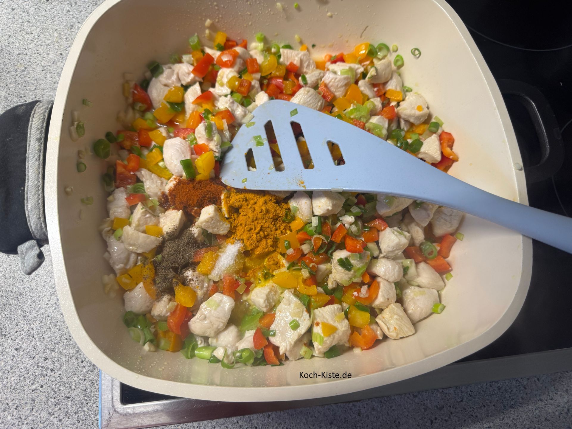 als nächstes kommt 1 Esslöffel Kurkuma, 1 gestrichener Teelöffel Pfeffer und 1 gehäufter Teelöffel Paprikapulver hinzu