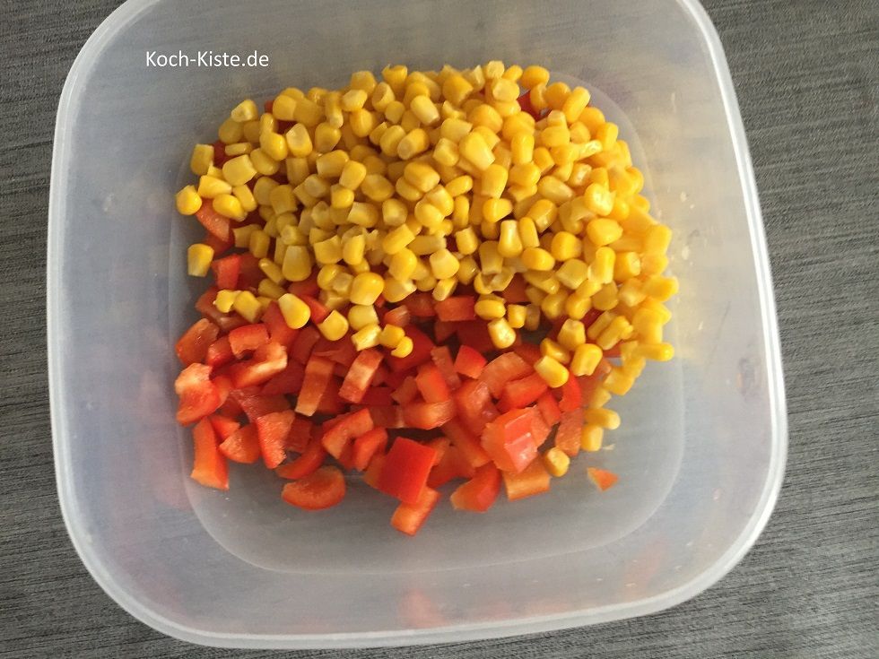 öffne die Maisdose, lasse sie abtropfen und kippen den Mais mit in die Paprikaschüssel
