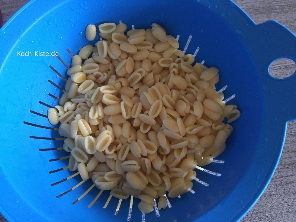 Mini-Gnocchi in ein Küchensieb kippen, mit kaltem, fließendem Wasser abspülen und abtropfen lassen