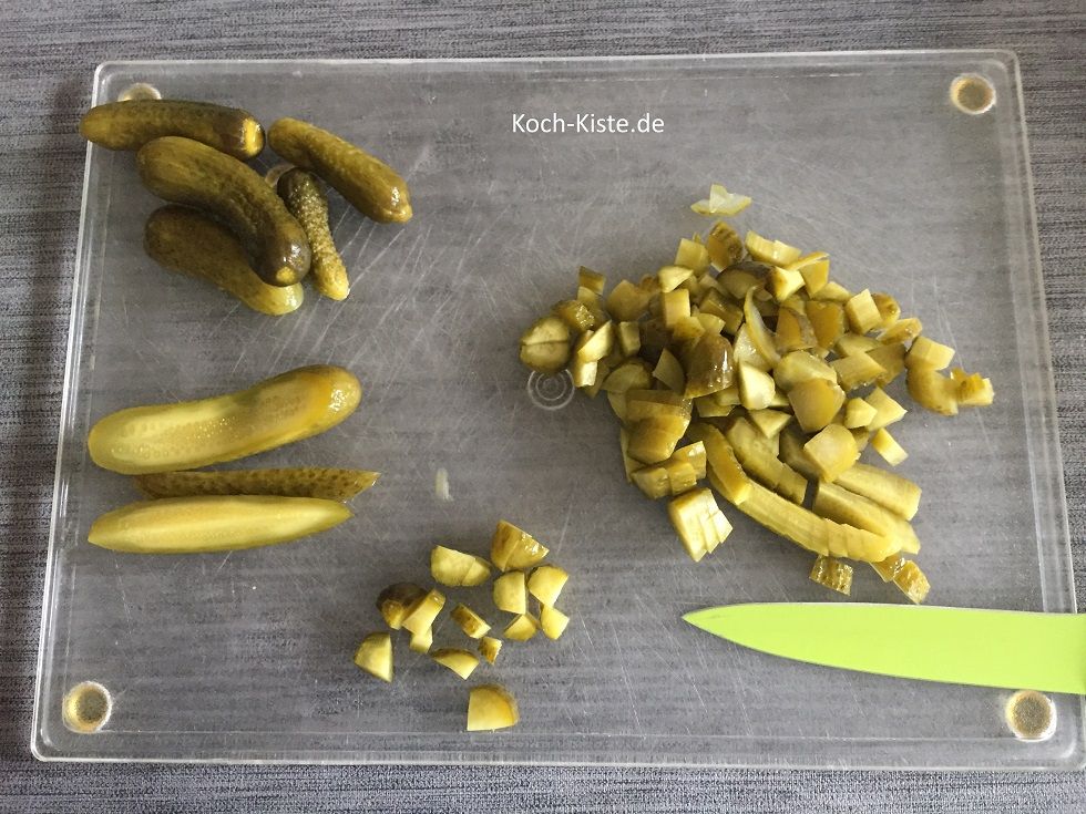 bei den Gewürzgurken je ein kleines Stück am Ende entfernen und dann in Streifen / kleine Stücke schneiden