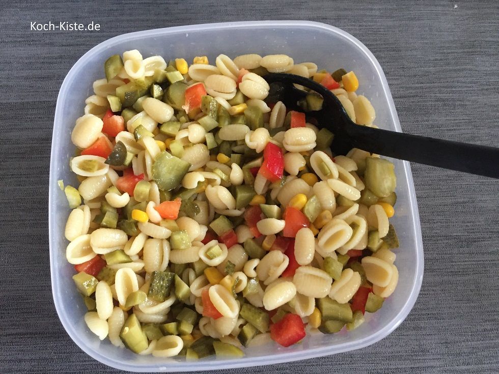 Gurkenstücke mit in die Salatschüssel geben