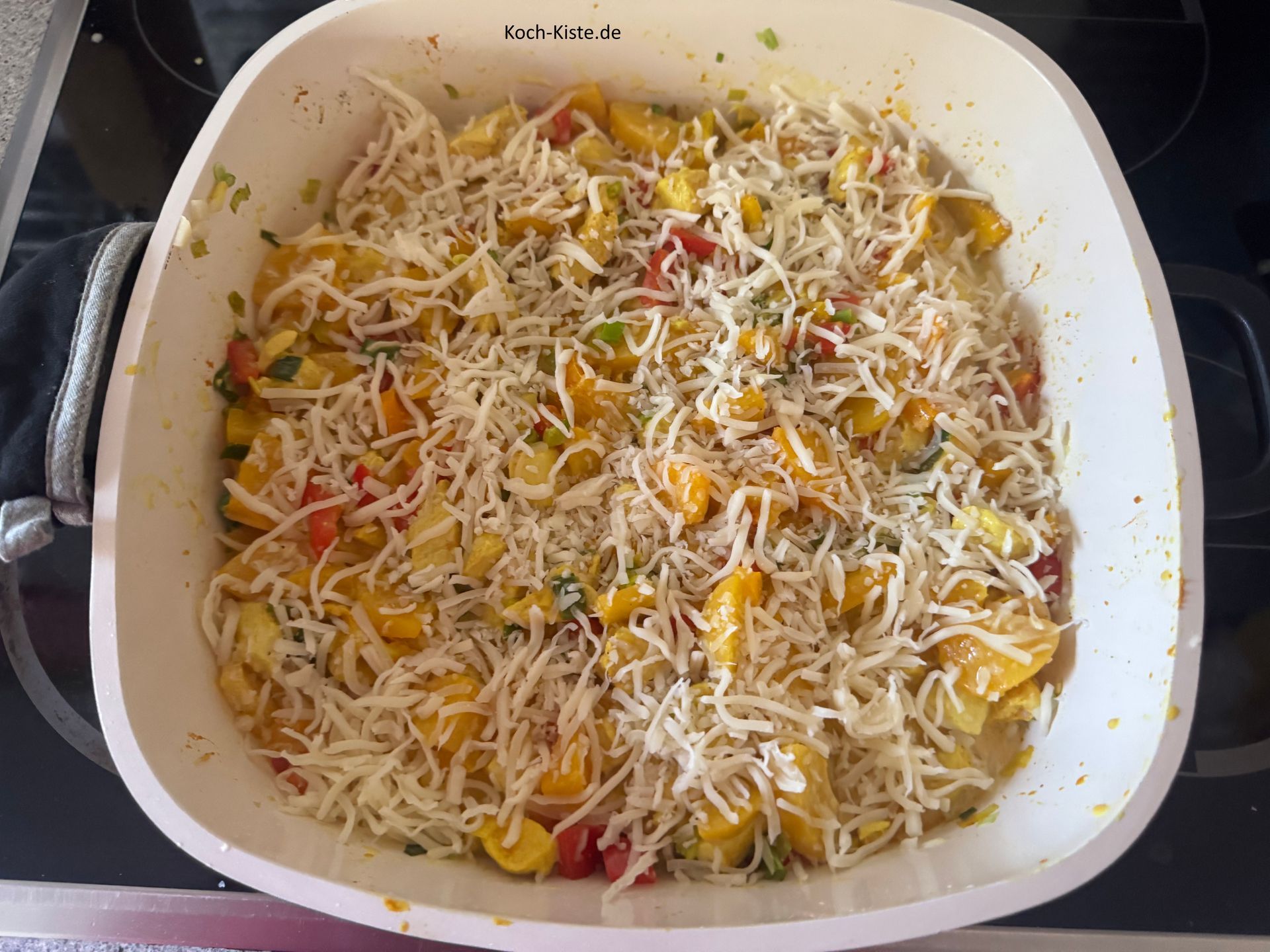 verteile den geriebenen Käse gleichmäßig oben auf