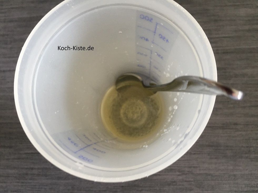 Öl, Essig und Wasser in einen Messbecher geben