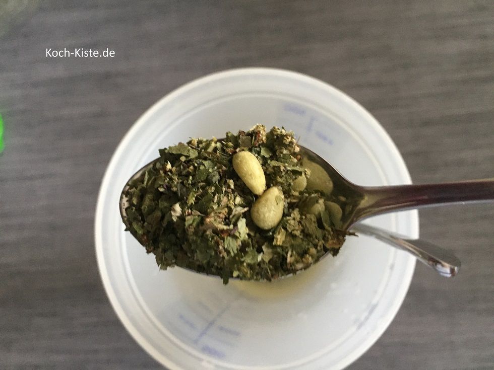 2 gehäufte Esslöffel italienische Kräuter dazugeben