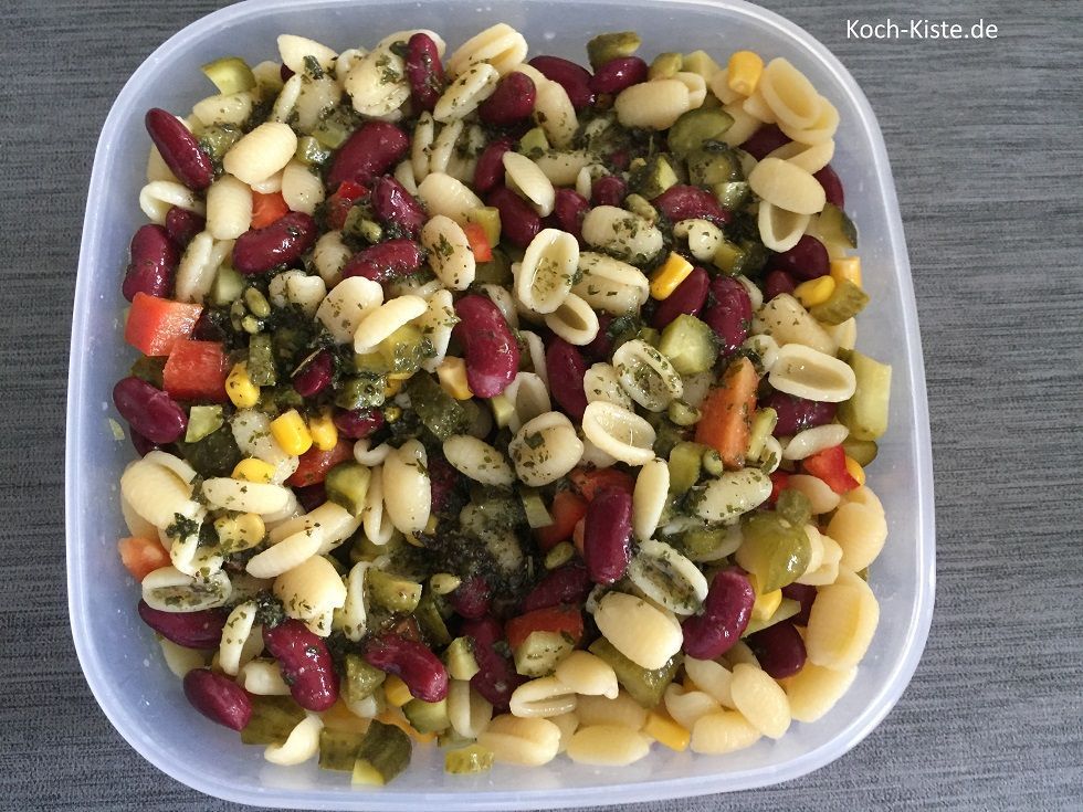 Dressig über den Salat gießen und gleichmäßig verteilen