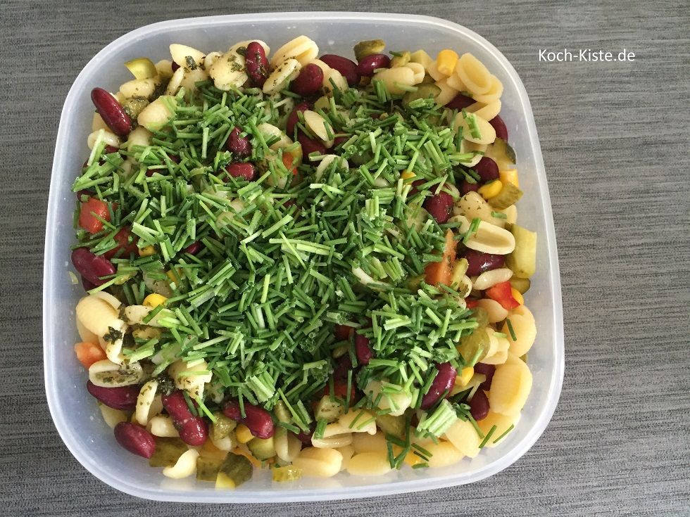 1 Bund ( 5 Esslöffel TK ) Schnittlauch abspülen, trocken schütteln, in Röllchen schneiden und über den Salat geben