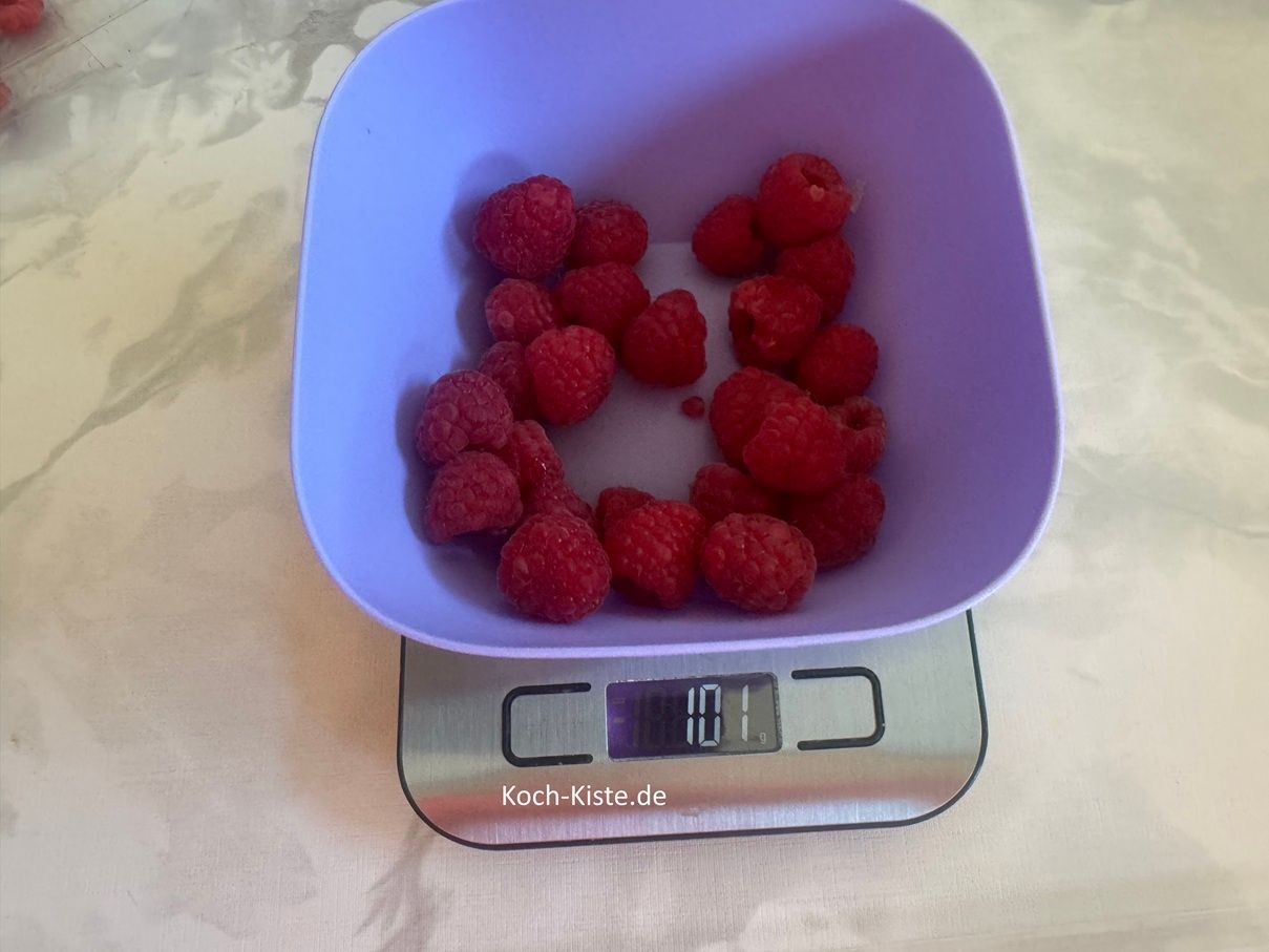 stelle eine kleine Schale auf die Küchenwaage auf 0 - und wiege 100 g Himbeeren für das Dressing ab.