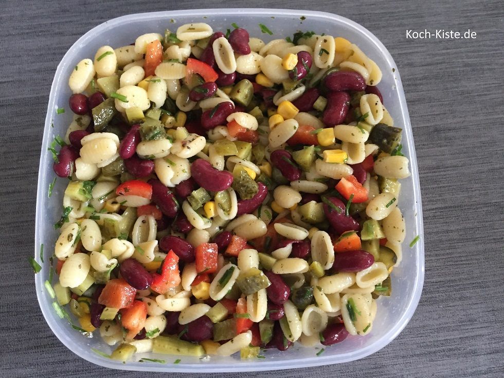 Schnittlauch gleichmäßig unter den Salat rühren