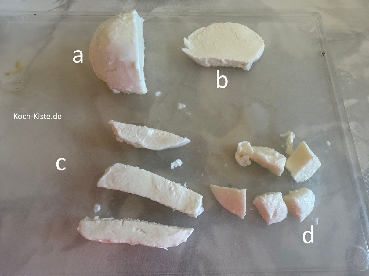 schneide den Mozzarella erst in Scheiben (b), dann in Streifen (c) und zum Schluss in kleine Stücke (d)