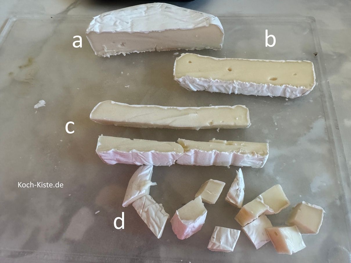 nehme den Camembert(a), schneide ihn in Scheiben (b), dann in Streifen (c) und in kleine Stücke (d)