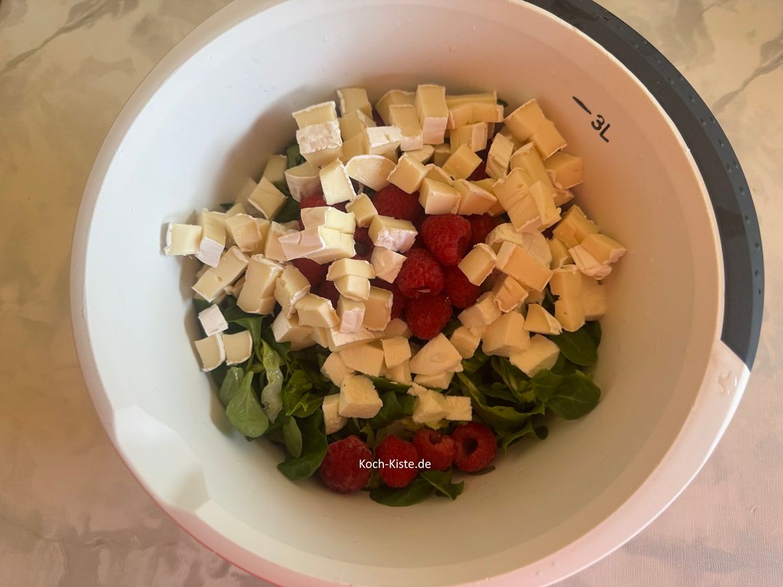 gebe die Camembert Stücke mit in die Rührschüssel