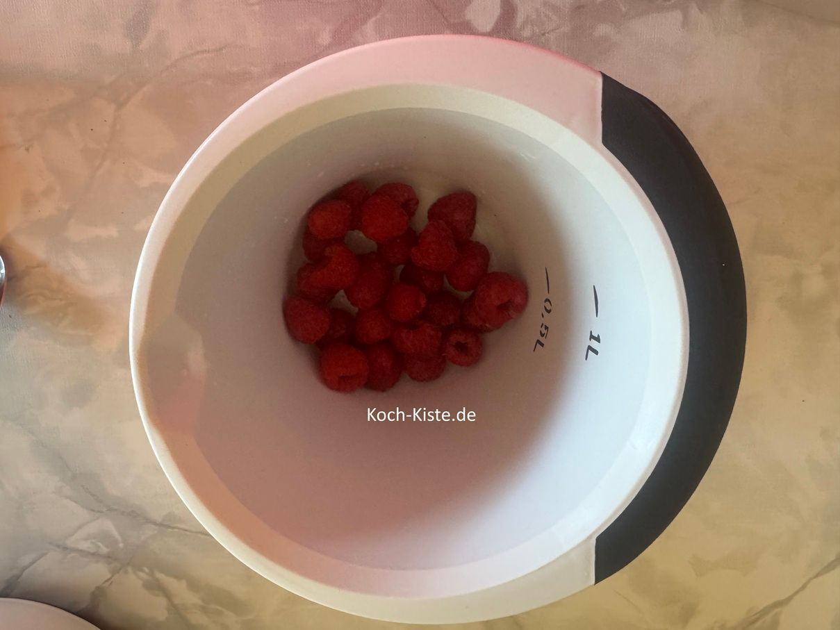 nehme den Messbecher mit den Himbeeren