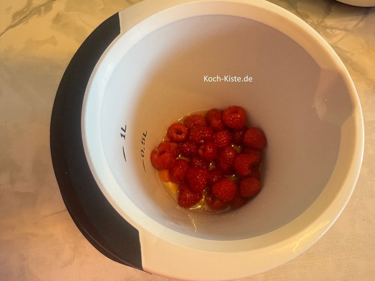 gebe 1 Esslöffel Himbeeressig, 2 Esslöffel Sonnenblumenöl , 1 1/2 Esslöffel Ahornsirup und eventuell 2 Prisen Pfeffer hinzu