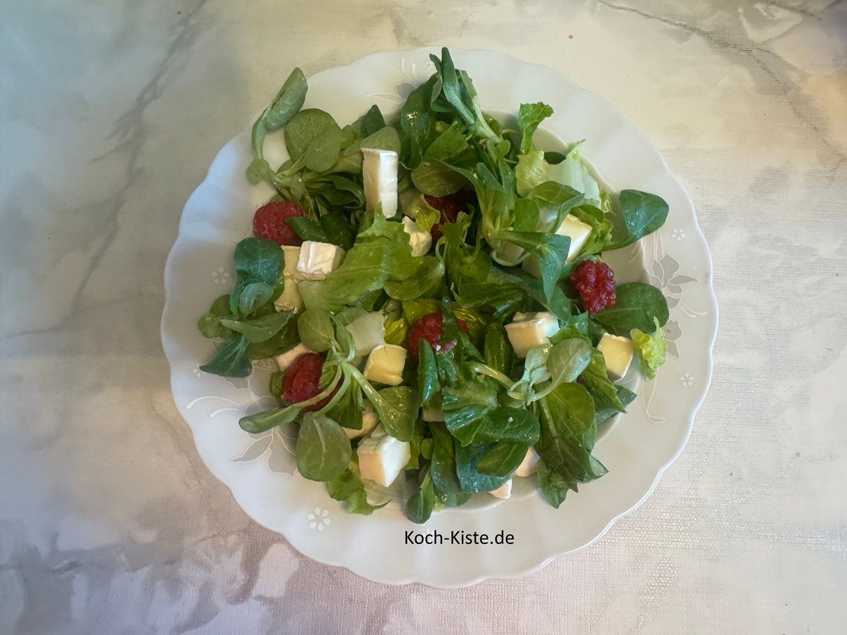 gebe für jede Person schon Salat auf den Teller . Achtung Dressing erst kurz vor dem Verzehr drauf geben.