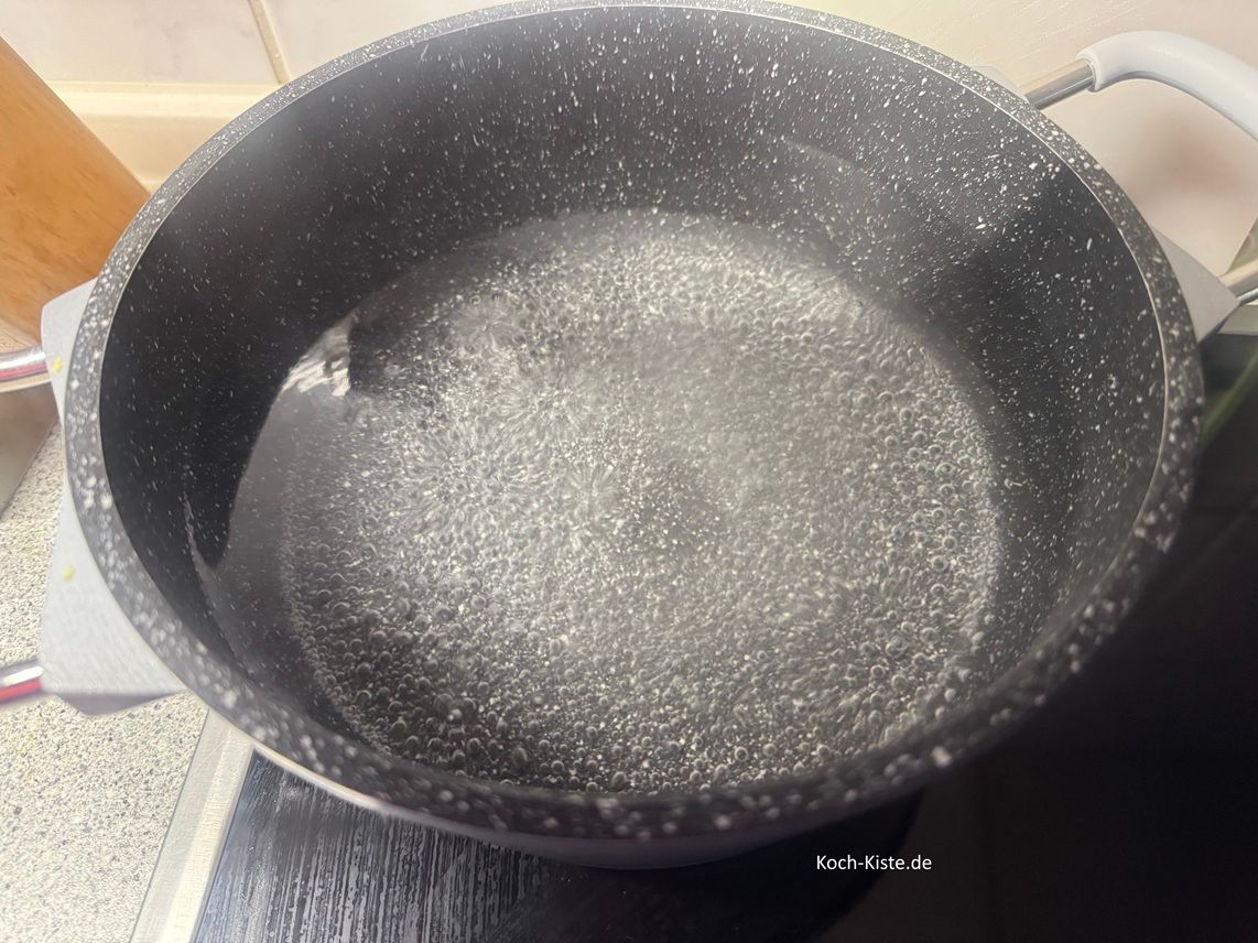 gebe in einen Topf Wasser und bringe es zum Kochen