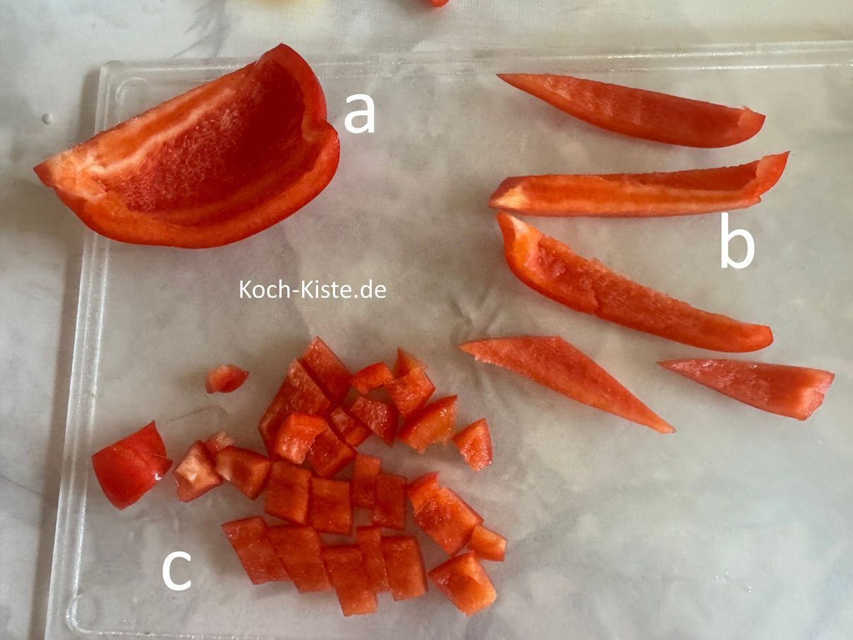nach dem Abspülen lege das Paprikaviertel wieder auf das Schneidebrett (a), schneide es in Streifen(b) und dann in Stücke (c)